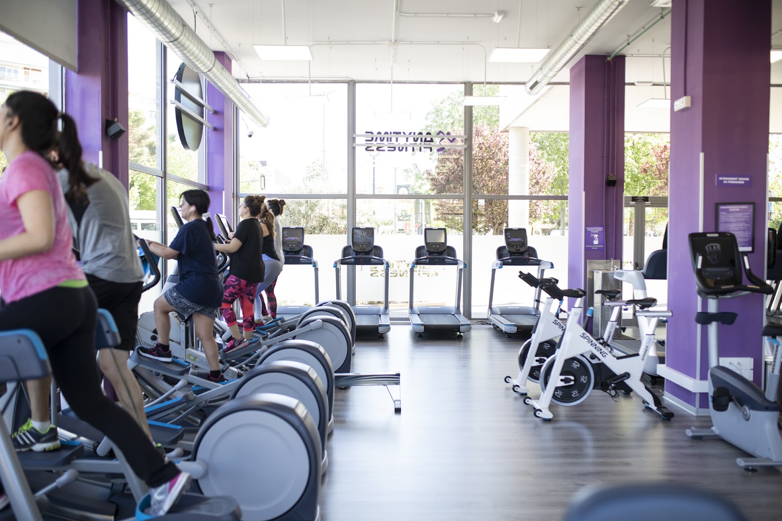 Photo de la salle de sport Anytime Fitness Esplugues à Carrer de Josep Anselm Clavé, 6, 08950 Esplugues de Llobregat, Barcelona, España