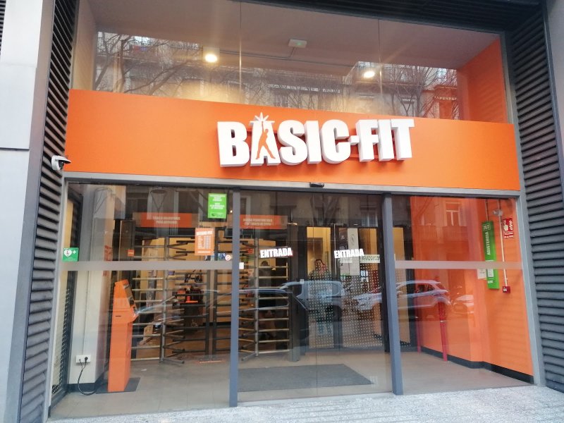 Photo de la salle de sport Basic-Fit Barcelona Carrer de Sardenya à C/ de Sardenya, 153, L'Eixample, 08013 Barcelona, Spain