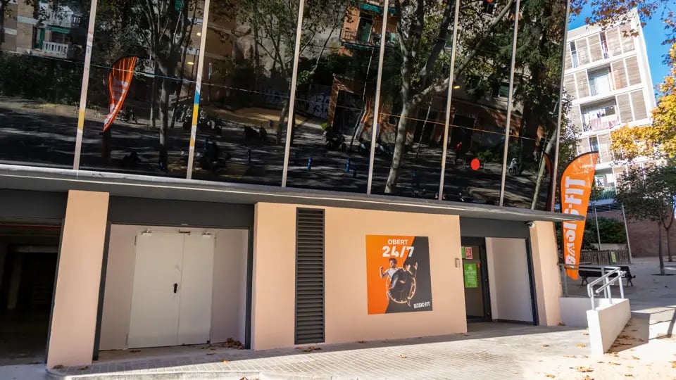 Photo de la salle de sport Basic-Fit Barcelona Vallcarca à Av. de Vallcarca, 235, Gràcia, 08023 Barcelona, España