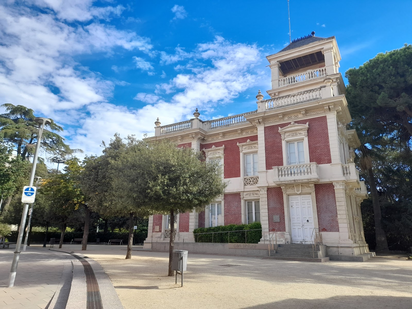 Photo de la salle de sport Centro Sociocultural y Deportivo Can Vidalet à Carrer dels Cedres, 82, 08950 Esplugues de Llobregat, Barcelona, España