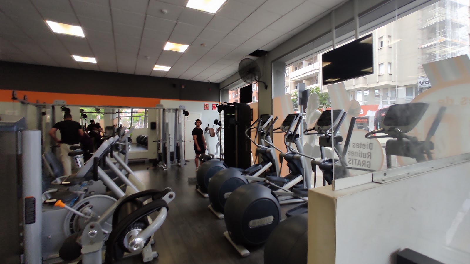 Photo de la salle de sport Fit2You Badalona à Av. d'Alfons XIII, 227, 08918 Badalona, Barcelona, España