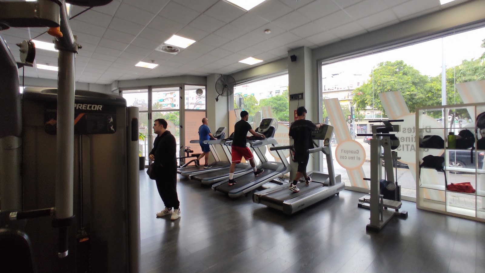 Photo de la salle de sport Fit2You Badalona à Av. d'Alfons XIII, 227, 08918 Badalona, Barcelona, España